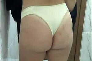 Fui tomar banho e me masturbei no chuveiro pensando em você