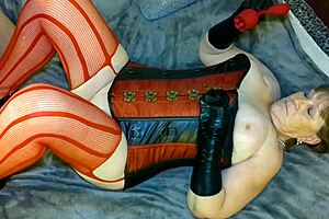 omg, steampunk granny fingering n cunni, cums so hard, cant even type rite!