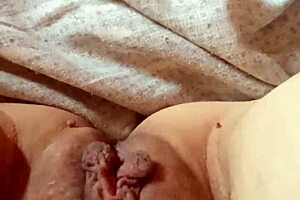 this milf opens her pussy in a sexy way