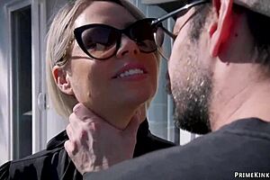 园丁在花园里绑住并操继母和18+少女