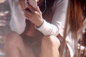 a mi vecina le gusta que le vea los calzones mientras se masturba sexy milf