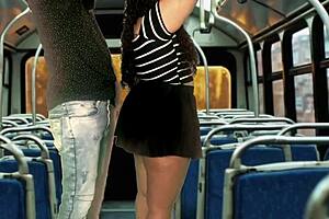 Follando En Bus Transporte Publico En Movimiento Ojala Se Pueda Repetir