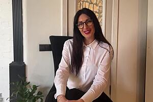 Hé, l'entretien d'embauche de secrétaire se termine par du sperme sur mon visage !