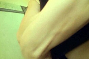 아시안 맘 준코 사카시타가 남자 때문에 너무 흥분해서 거리에서 가슴 보여줘