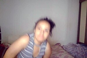 safada novinha excitada com um vibrador enfiado na buceta dançando afim de ganhar um chã de rola