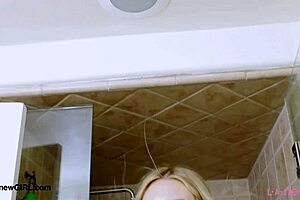 Elegante schüchterne Blonde duscht im Casting!