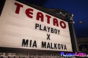 Mia Malkova spreading her pussy on the red carpet! 😍