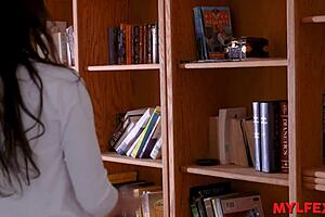 Обичам да чукам съседната милф с млади 18+ пишки