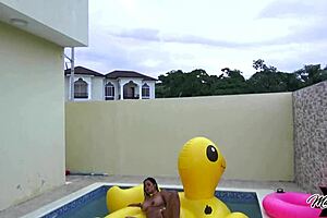 Maxine x plays with pussy while sunbathing in pool