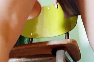 Veo a mi cunada masturbandose con consolador grueso