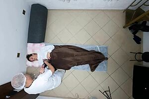 Docteur remplissant le cul de la patiente de sperme 😈