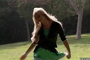 Oh wow, mature european tasha reign masturbates pussy lips before assfucking her long hair ass!