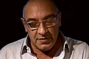 Alter Mann befiehlt geiler MILF einen Titjob