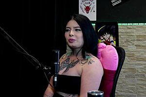 That tattooed morena shows her big tits in the game 😜