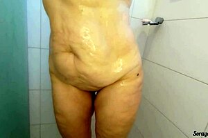 Sogra toma banho e prova lingerie para genro e amigo dp