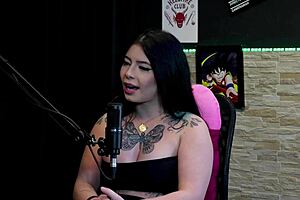 That tattooed morena shows her big tits in the game 😜