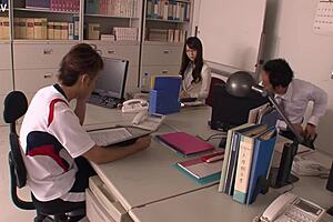 섹시 일본 선생 유이 하타노, 반 전체 그룹 갱뱅으로 박아버려