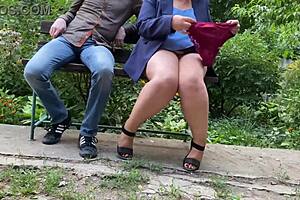 Satisfazendo as necessidades sujas do genro com buceta molhada e cheirando calcinha