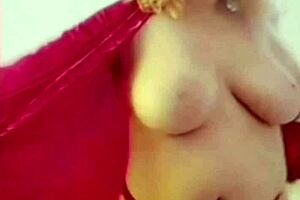 MATURE Woman with HUGE Pussy Lips