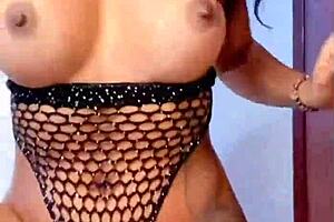 olha nos meus olhos, sinta essa buceta molhada apertando ate voce gozar dentro mim