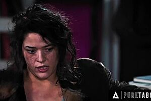 Homeless brunette Victoria Voxxx tricks married man with sloppy muff diving