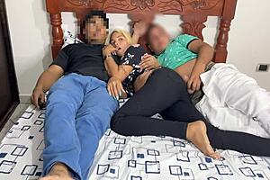 noche de pelicula con mi mejor amigo y su hermosa novia, ntr yo me cojo a la novia