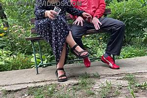 มิลฟ์ร้อนรูดควยใหญ่ใส่แก้วในสวนบนม้านั่ง