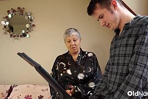 Britská zralá Savana v divoké cowgirl a hardcore šukání od Sama.