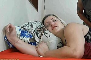 sua cunhada tem sonhos quentes enquanto irmao fora