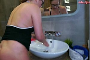 واو، هذه الأم الناضجة الساخنة تأخذ نيك مهبلي مزدوج كبطلة