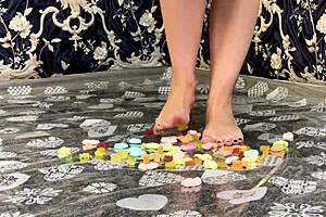 Giant woman crushes defenseless bears with ass