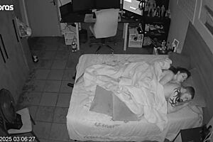 Eles fingem esquecer a câmera como loucos no quarto