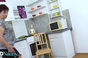 Толкова съм хорен като гледам косматата путка на старата бавачка да се намокря в стриптийз