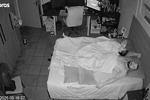 Eles fingem esquecer a câmera como loucos no quarto