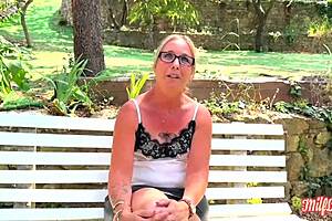 Marie milf du siecle se fait annihiler la chatte