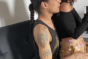 Mi Vecina Caliente Quiere Que Le Enseñe A Jugar Free Fire Con Mi Celular - Se Sienta Encima Mío