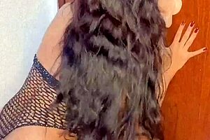 olha nos meus olhos, sinta essa buceta molhada apertando ate voce gozar dentro mim