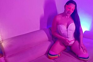 Esta camarera se deja follar por algo de dinero en la habitaci�n oculta mientras afuera todos se divierten en el bar 1