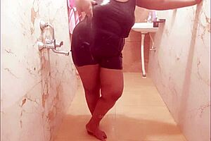 Myanmar Sexy Milf Takes Shower