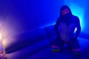 Esta camarera se deja follar por algo de dinero en la habitaci�n oculta mientras afuera todos se divierten en el bar 1