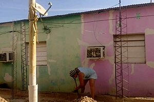 Neighbor watches mature latina's huge ass in short dress