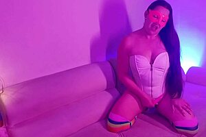 Esta camarera se deja follar por algo de dinero en la habitaci�n oculta mientras afuera todos se divierten en el bar 1