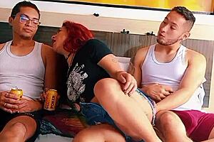 milf - mi hermanastro le folla en culo a mi hermanastra al lado mío que zorra la latina cornudo 😈