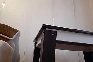 J'ai filmé ma belle-mère avec une caméra cachée qui se masturbe sur le bord de la table et jouit 4 fois - filles lesbiennes illusion