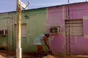 Neighbor watches mature latina's huge ass in short dress