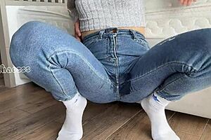 Stepmom squirts cum in her tight wet leggings during massage