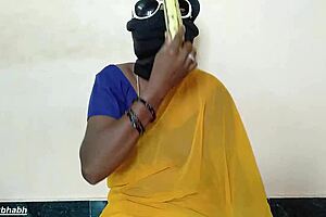 साउथ मल्लू आंटी ने चूत में बड़ा केला लिया