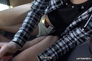 日本女人Maki Hojo在车里无码吸鸡巴