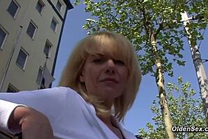 Ist diese deutsche blonde MILF wirklich beim Casting-Interview am Masturbieren?