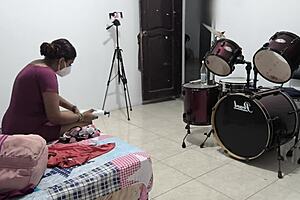 Sexy housewife packs for venezuelan vacation 😊